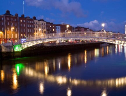 spencer-night-shot-of-river-liffey-ha-penny-bridge-dublin